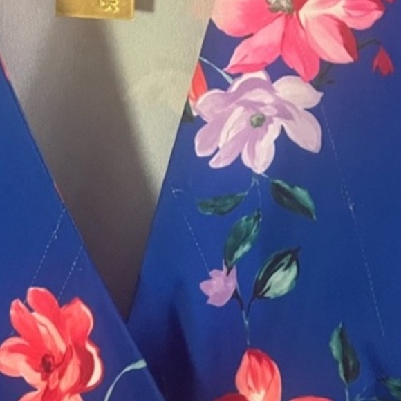 NWT $245 Alexia Admor Paris Surplice Wrap Midi Dress in floral blue. Size 8 - Picture 16 of 16